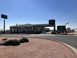 een tankstation aan de kant van een weg bij Quality Inn Winslow I-40 in Winslow