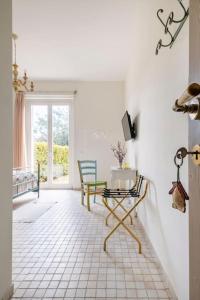 a white room with a table and a window at Villa Santa Margherita in Chiaramonte Gulfi