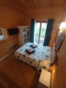 a bedroom with a bed in a log cabin at Agriturismo La Soglia Del Parco in Ranica