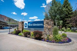 una señal para el mejor oeste en una calle en Best Western Antlers en Glenwood Springs