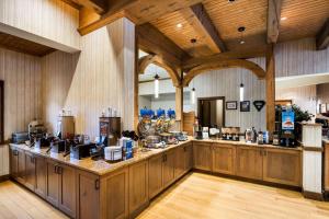 a large room with a counter in a store at Best Western Antlers at Glenwood Springs in Glenwood Springs