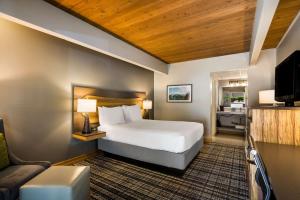 a hotel room with a bed and a couch at Best Western Antlers in Glenwood Springs