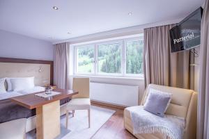 TV a/nebo společenská místnost v ubytování Patteriol Apart-Hotel-Garni