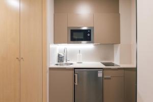 Kuchyň nebo kuchyňský kout v ubytování Palau Suites & Apartments
