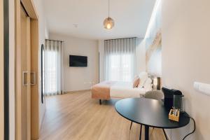 TV a/nebo společenská místnost v ubytování Palau Suites & Apartments