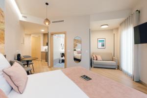 Postel nebo postele na pokoji v ubytování Palau Suites & Apartments