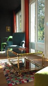 a living room with a coffee table and a chair at Studio - Saint-Michel in Le Havre