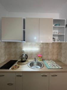 Kuchyň nebo kuchyňský kout v ubytování Hana Apartment Ohrid