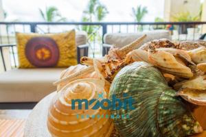 uma tigela de comida de casca numa mesa em Hermoso y perfecto 2 Hab frente al mar en Cap Cana em Punta Cana