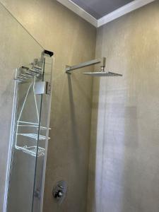 La salle de bains est pourvue d'une douche avec rideau de douche. dans l'établissement Appartamento Melissa, à Porto SantʼElpidio