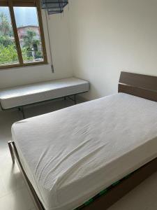 Habitación hospitalaria con cama y ventana en limoneto en Trabia