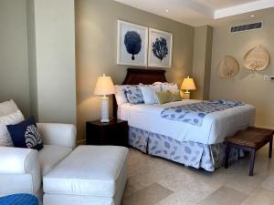 a bedroom with a bed and a couch at Exclusivos apartamentos con vista a la playa en Aquamarina, Cap Cana in Punta Cana