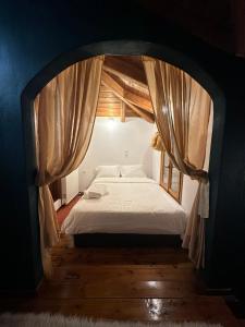 1 dormitorio con 1 cama en una habitación con forma de arco en Diminio 2 Whole House - Chalet, en Arachova