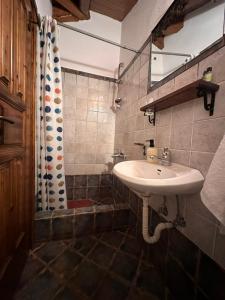 y baño con lavabo y ducha. en Diminio 2 Whole House - Chalet, en Arachova