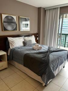 1 dormitorio con 1 cama grande y ventana grande en Flat Luxo Fusion SHN - Melhor Localização de BSB, en Brasilia