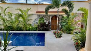 une maison avec une piscine dans une cour dans l'établissement Casa Puerto Viejo, à Puerto Escondido