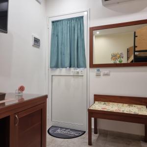 La salle de bains est pourvue d'une porte et d'un miroir. dans l'établissement Al Punto Giusto, à Catane