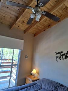 1 dormitorio con ventilador de techo y 1 cama en Lo de Lio y Titi en San Clemente del Tuyú
