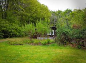 Zahrada ubytování Baillie Chalet on Reelig Estate + 2 fotografie