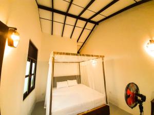 ein Schlafzimmer mit einem Etagenbett in einem Zimmer in der Unterkunft The Beau Beach Weligama in Weligama