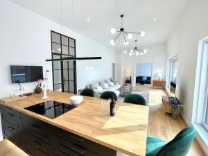a kitchen and living room with a large counter top at Barrierefr. Penthouse am Hafen mit Sonnen-Terrasse in Eckernförde