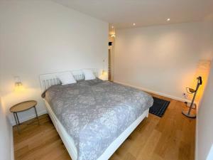 a bedroom with a bed and a table and a chair at Barrierefr. Penthouse am Hafen mit Sonnen-Terrasse in Eckernförde