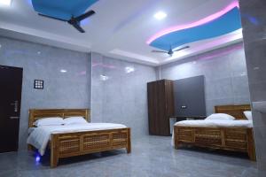Un pat sau paturi într-o cameră la Ananda Residency