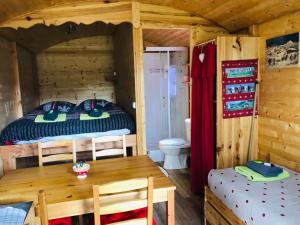 Postel nebo postele na pokoji v ubytování Camping, Hôtel De Plein Air Les Cariamas + 135 fotografií