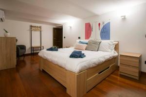 1 dormitorio con 1 cama grande y toallas. en In Center Benni, en Palermo