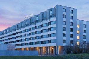 an exterior view of the hotel at dusk at Courtyard by Marriott Biel Bienne in Biel