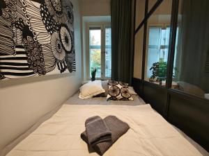 1 dormitorio con 1 cama con 2 toallas en Design studio in Kamppi en Helsinki