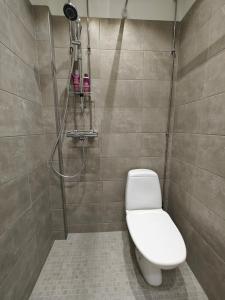 Un baño de Design studio in Kamppi