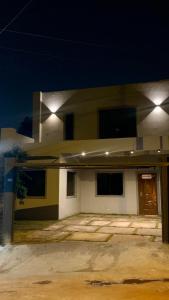 a house at night with the front of it at Habitación en suite in Fernando de la Mora