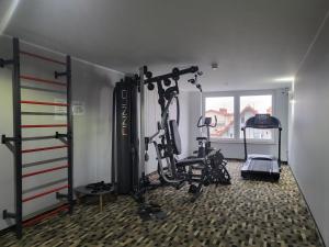un gimnasio con dos cintas de correr y una cinta de correr en Apartament Suzi en Grzybowo