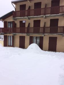 ein Gebäude mit einem Stapel Schnee davor in der Unterkunft Studio 4 personnes Ax3domaines 20 in Ax-les-Thermes