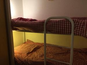 2 Etagenbetten in einem kleinen Zimmer mit in der Unterkunft Studio 4 personnes Ax3domaines 20 in Ax-les-Thermes