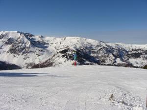pokryta śniegiem góra z osobą na stoku narciarskim w obiekcie Studio 4 personnes Ax3domaines 20 w mieście Ax-les-Thermes