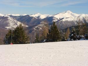 une personne skier sur une piste enneigée avec des montagnes dans l'établissement Studio 4 personnes Ax3domaines 20, à Ax-les-Thermes