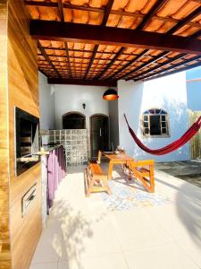 un patio con una mesa de picnic y una hamaca en RiqueHouse: Piscina, churrasqueira a 500m da praia, en Itaipuaçu