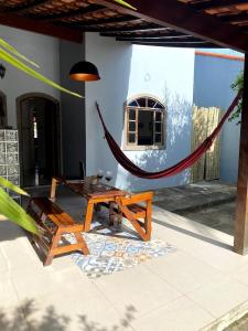 una casa con patio y hamaca en RiqueHouse: Piscina, churrasqueira a 500m da praia, en Itaipuaçu