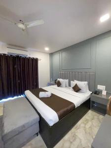 Un dormitorio con una cama grande y una ventana en Harmony Palace, en Mahabaleshwar