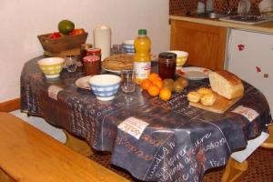 - une table avec un tissu de table avec du pain et des fruits dans l'établissement Studio Cabine Ax Les 3 Domaines, à Ax-les-Thermes