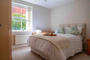 um quarto com uma cama grande e uma janela em Spacious Apartment Near Birmingham Centre and NeC em Birmingham