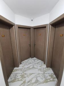 Habitación con 3 puertas y suelo de mármol. en Golijski Biseri, en Novi Pazar