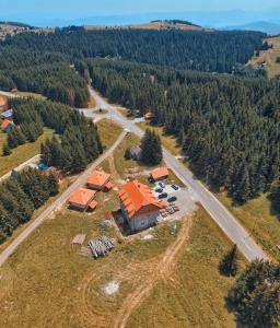 una vista aérea de una casa en una colina con una carretera en Golijski Biseri, en Novi Pazar