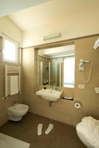 A bathroom at UNA HOTELS Imperial Beach Hotel