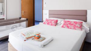 A bed or beds in a room at UNA HOTELS Imperial Beach Hotel