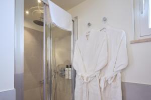 A bathroom at UNA HOTELS Imperial Beach Hotel