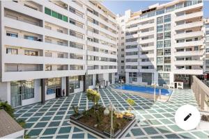 an apartment building with a courtyard with a swimming pool at Élégant appart tanger boulevard in Tangier