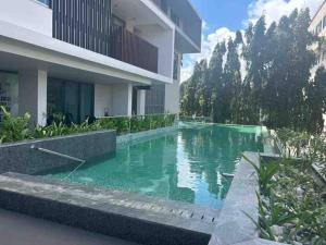 una piscina di fronte a una casa di Oceanview Apartment Getaway a Accra